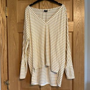 Buckle black high low shirt- so comfy!